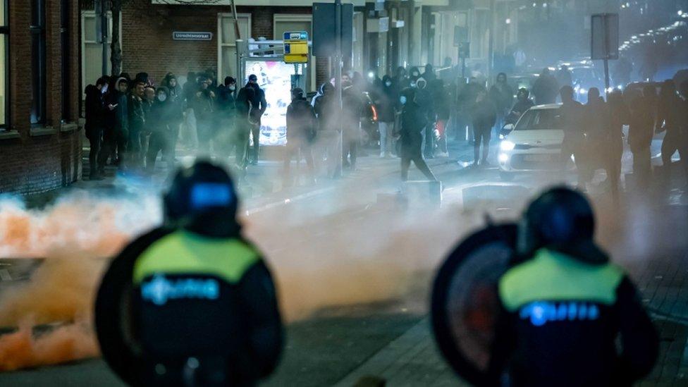 A large group of young people seeks confrontation with the police on Beijerlandselaan in Rotterdam