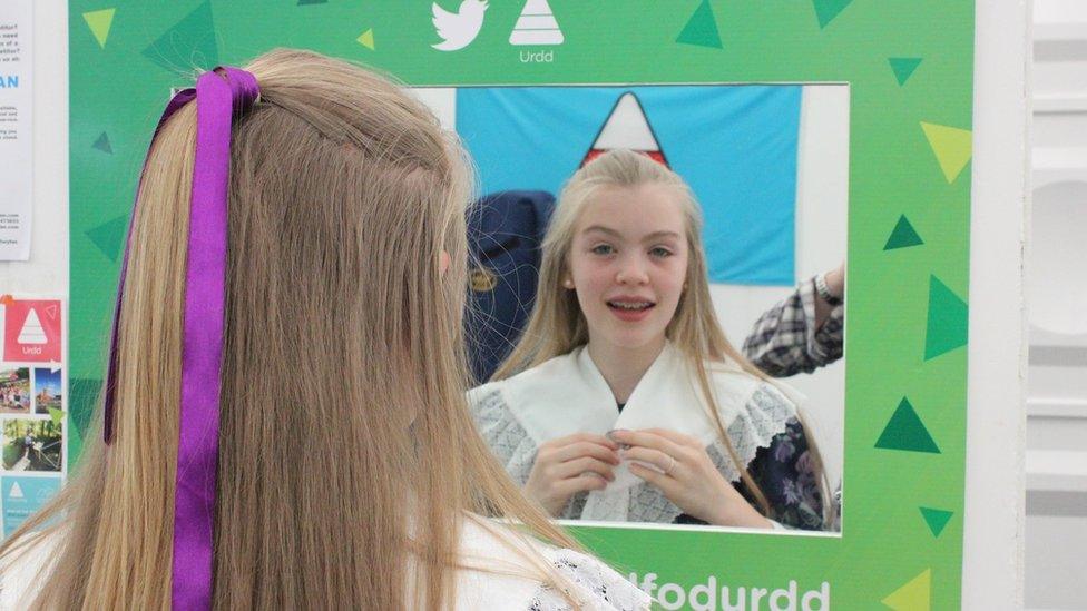 Elen o Gaerdydd yn twtio cyn mynd ar y llwyfan i gystadlu yn y gystadleuaeth dawnsio gwerin