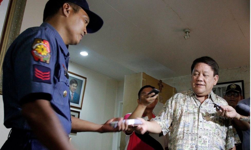 Filipino Cebu City Mayor-elect Tomas Osmena, (R) hands over reward money to police officer Julius Regis (L) during ceremony rites in Cebu City, Philippines, 19 May 2016.