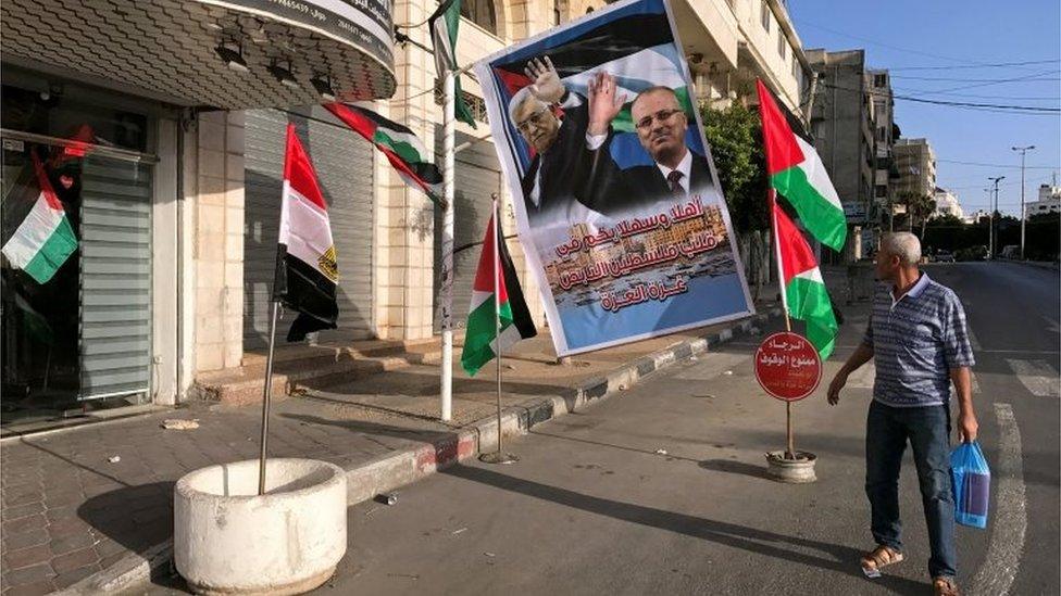 Poster of Palestinian President Mahmoud Abbas and Prime Minister Rami Hamdallah in Gaza (01/10/17)