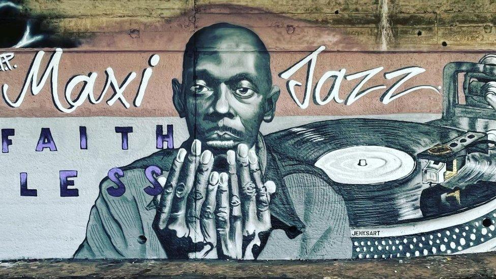 Port Talbot, yn dilyn marwolaeth y cerddor Maxi Jazz