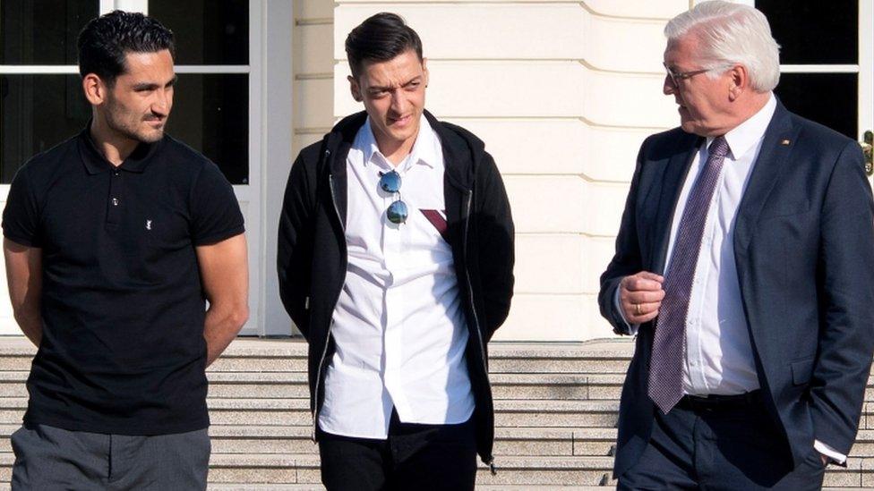 Ilkay Gündogan, Mesut Özil and Frank-Walter Steinmeier outside the Bellevue palace in Berlin 19 May 2018