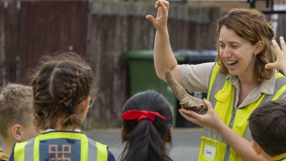 Clem Cooper from Oxford Archaeology East with school children