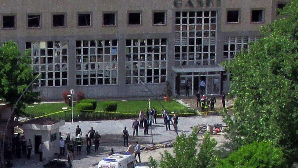 Security and forensic officials and medics investigate after an explosion outside a police station (01/05/2016)