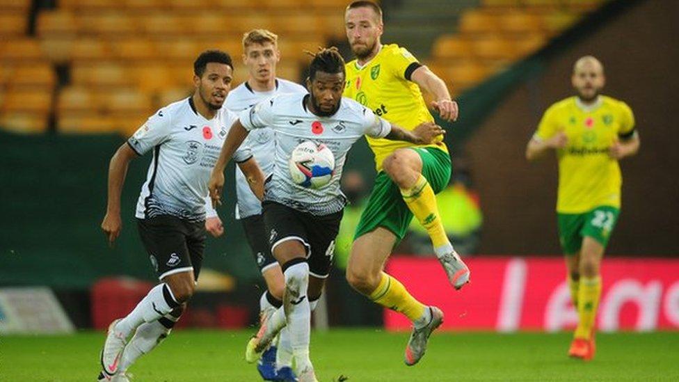 Kasey Palmer o Abertawe o dan bwysau gan Marco Stiepermann o Norwich