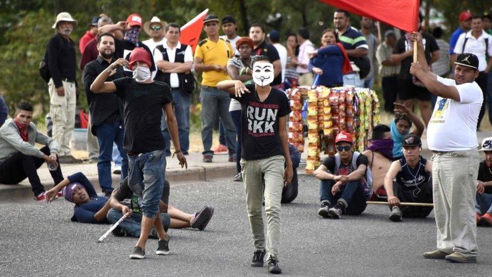 Supporters of opposition candidate Salvador Nasralla take part in a protest on December 6, 2017 in Tegucigalpa.