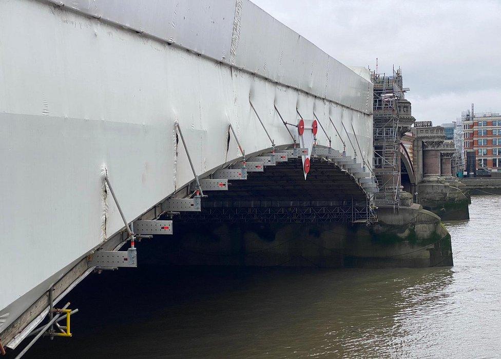 Wrapping around one span of Blackfriars Bridge