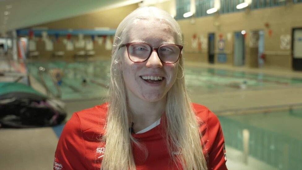 Ela Letton-Jones yn ystod sesiwn ymarfer yng Nghanolfan Byw'n Iach Arfon yng Nghaernarfon.