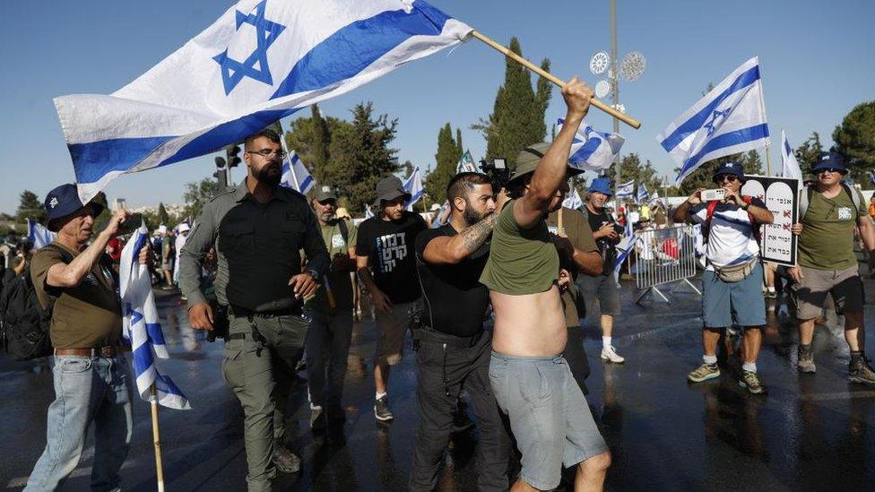 Security personnel and protesters in Jerusalem (24/07/23)