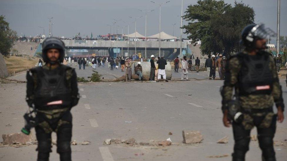 Pakistani rangers stand guard as protesters block a road in Islamabad on November 27, 2017.