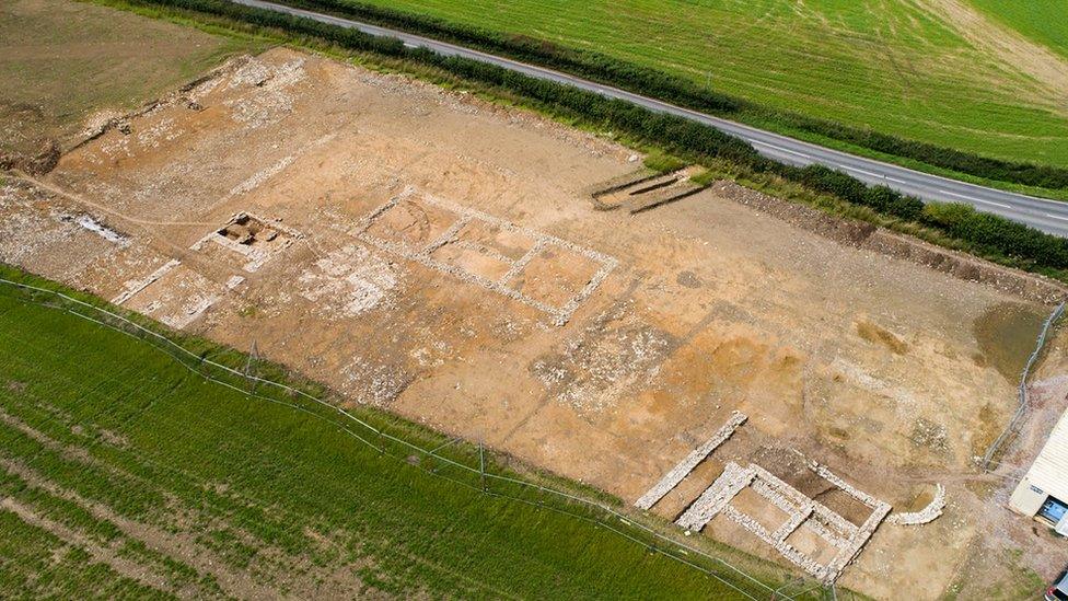 Road and archaeological site