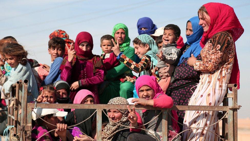 Vehicle carries people fleeing clashes in villages north of Raqqa (8 November 2016)