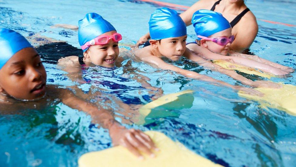 kids-take-part-in-a-swimming-lesson