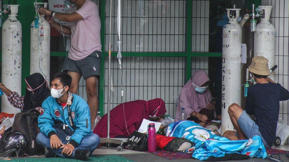 Covid-19 patients receive treatment using oxygen tanks outside the emergency room of a hospita