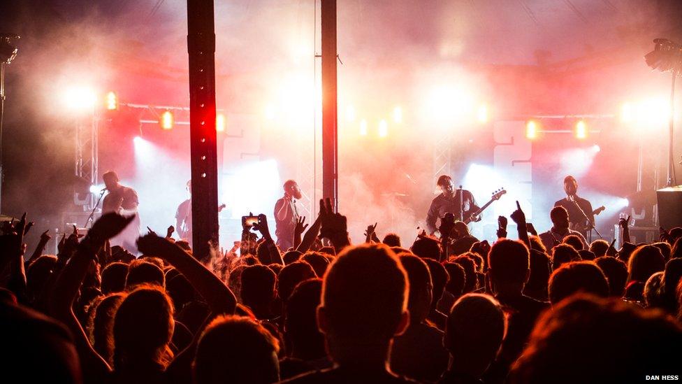 A crowd at 2000 Trees