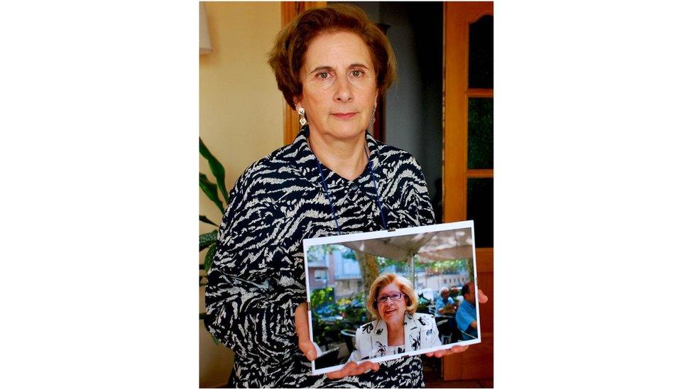 Rosana Castillo holds picture of her mother