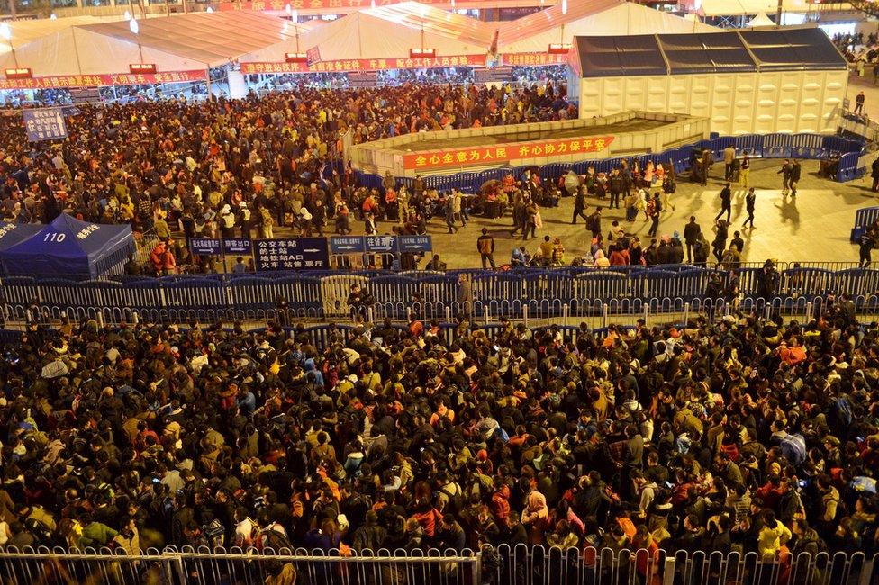 Passengers wait to enter a railway station after trains were delayed due to bad weather in southern China in Guangzhou, Guangdong province, 1 February 2016