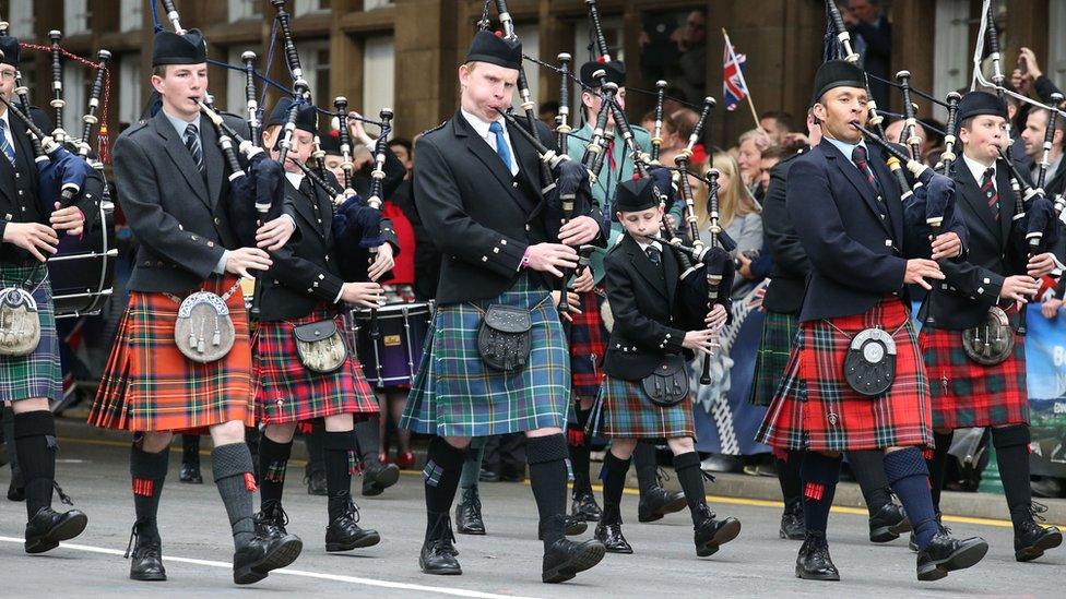 Pipe band greeting the Queen