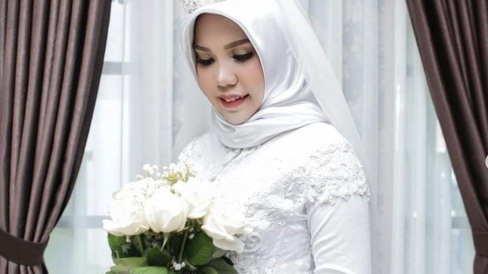 Intan Syari in her wedding dress