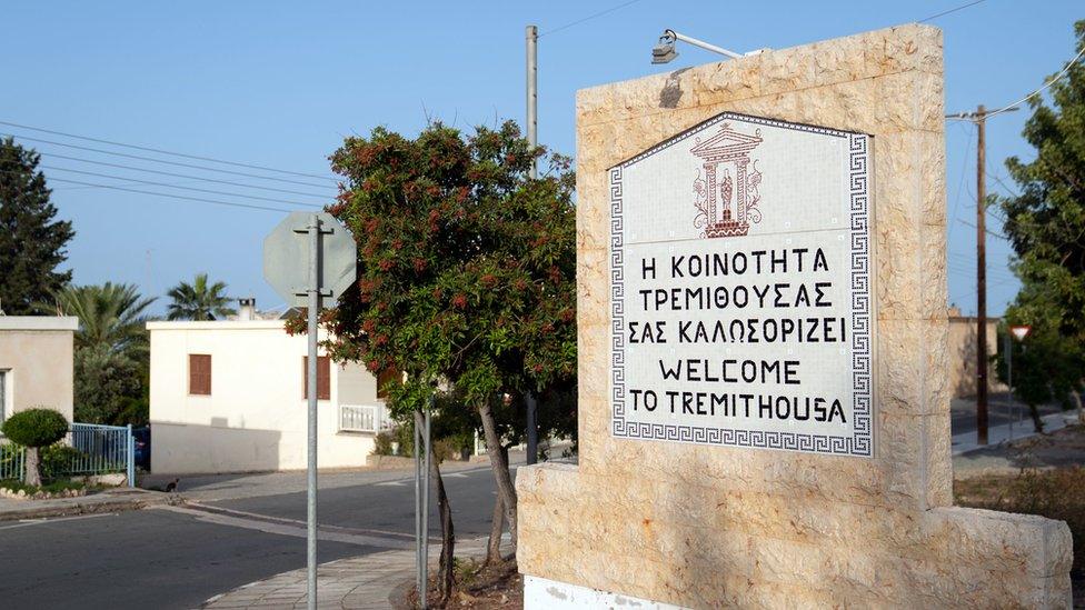 A stone sign welcoming people to Tremithousa