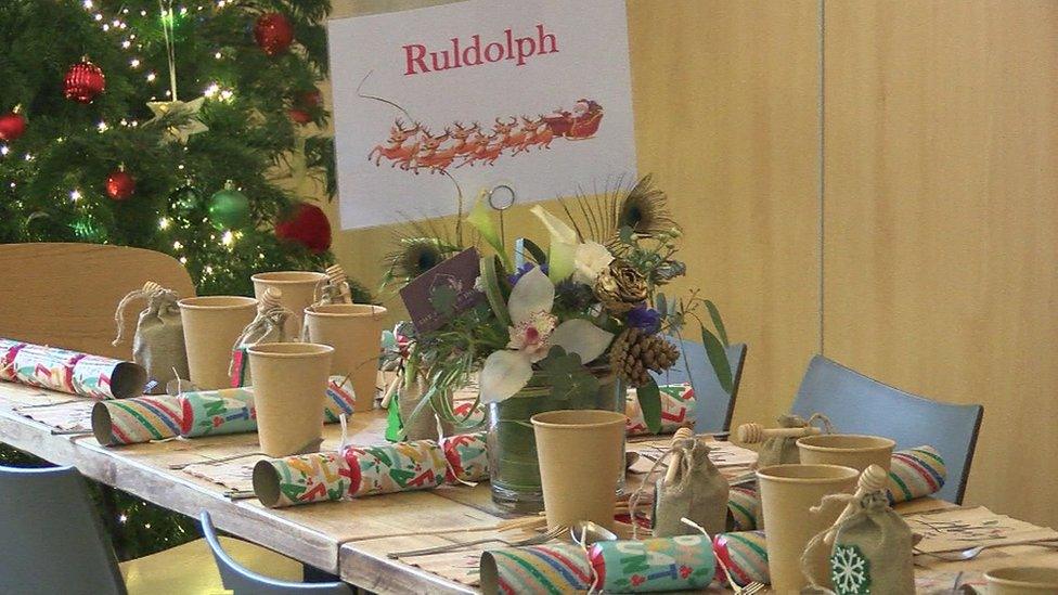 Table settings with crackers and decorations