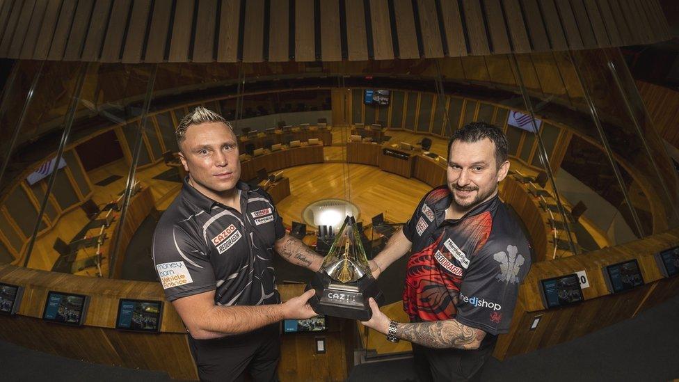 Gerwyn Price a Jonny Clayton yn Senedd Cymru