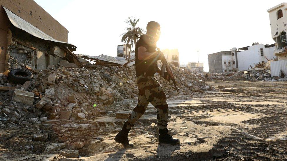 Saudi special forces member holds patrols the town of Awamiya (9 August 2017)