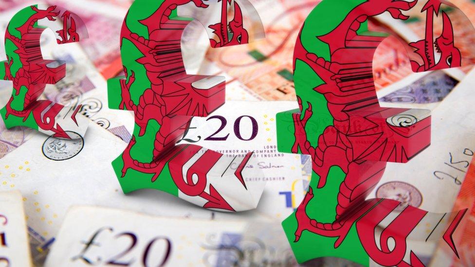 £20 notes and a Welsh flag sterling symbol