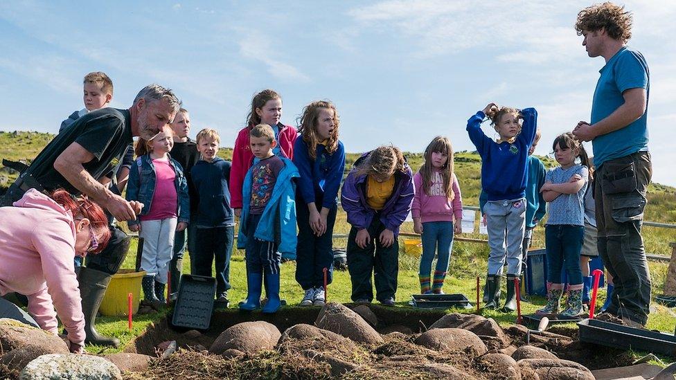 Schoolchildren at Skye dig