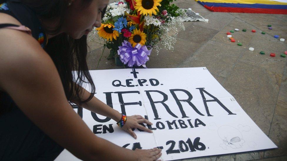 Colombians celebrate at Botero square in Medellin, Antioquia department, after the signing of the ceasefire between the Government and the FARC guerrillas in Havana, on 23 June 23, 2016.