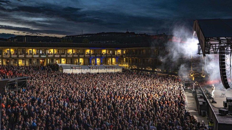 Thousands watching Sting perform