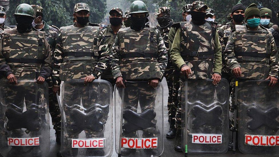 2021/12/28: Delhi Police personnel stand guard, during a demonstration.