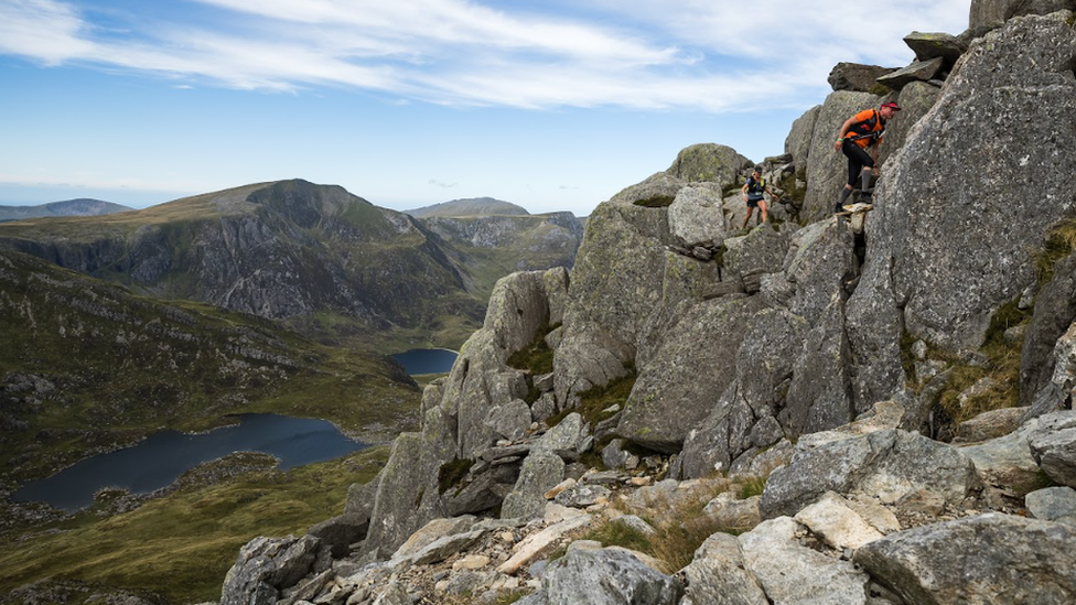 Mae dringo creigiau Tryfan yn her ar ddiwrnod cynta'r ras