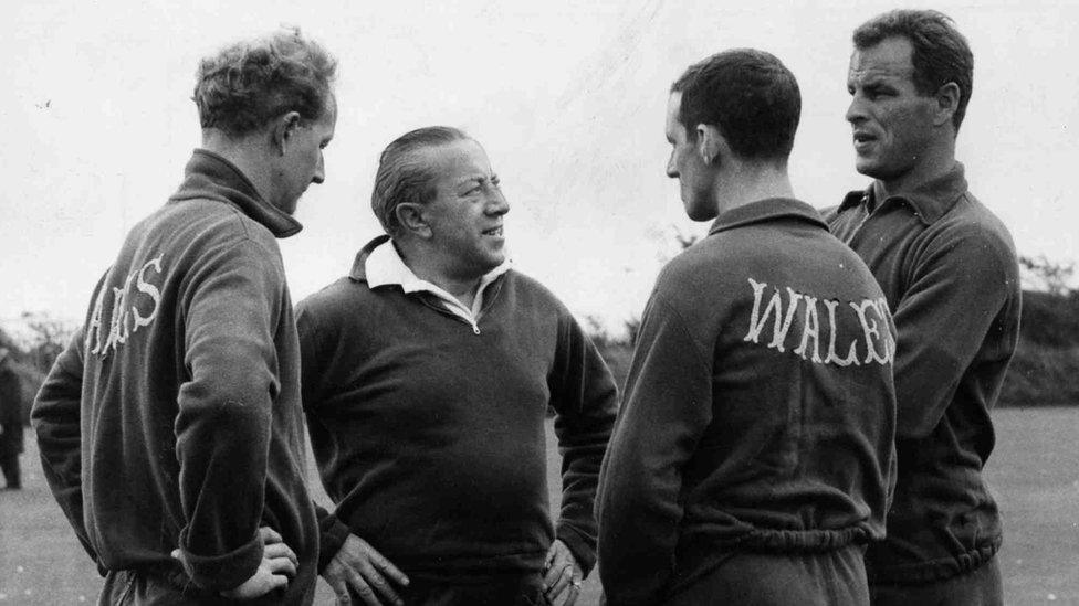 John Charles (right) pictured with Ivor Allchurch (left), Jimmy Murphy and Roy Vernon