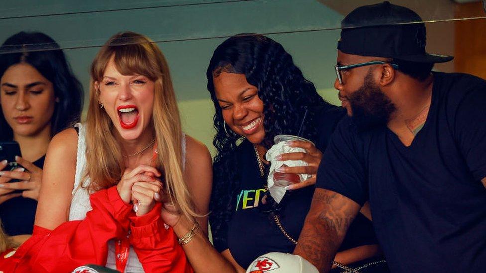 Taylor Swift watches the Chiefs play the Bears