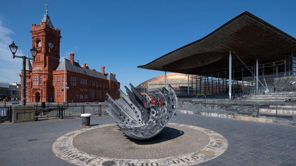 Adeilad Pierhead a'r Senedd