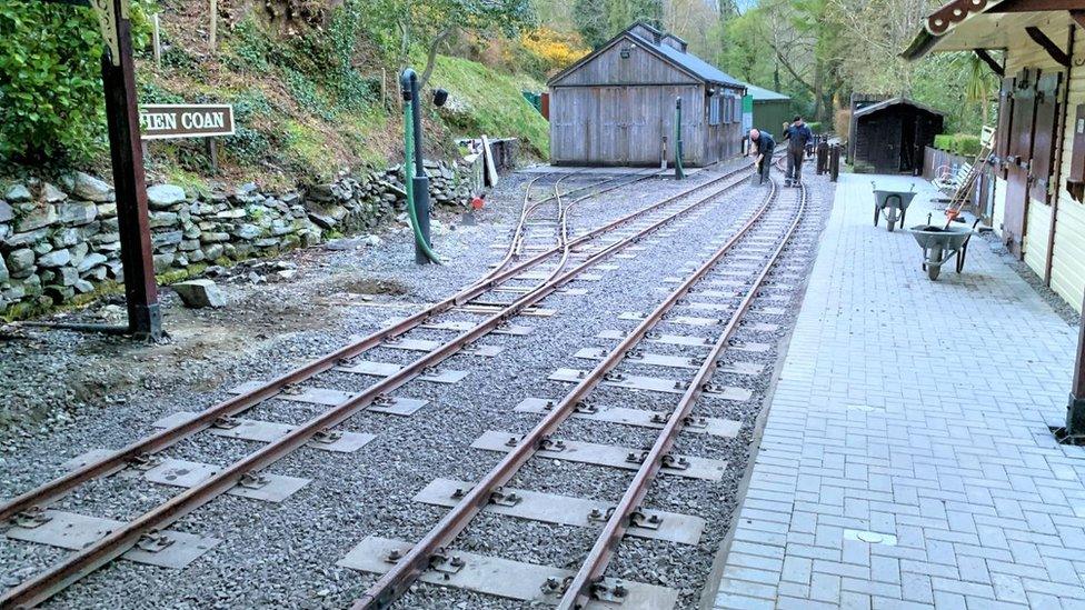 Lhen Coan station railway track