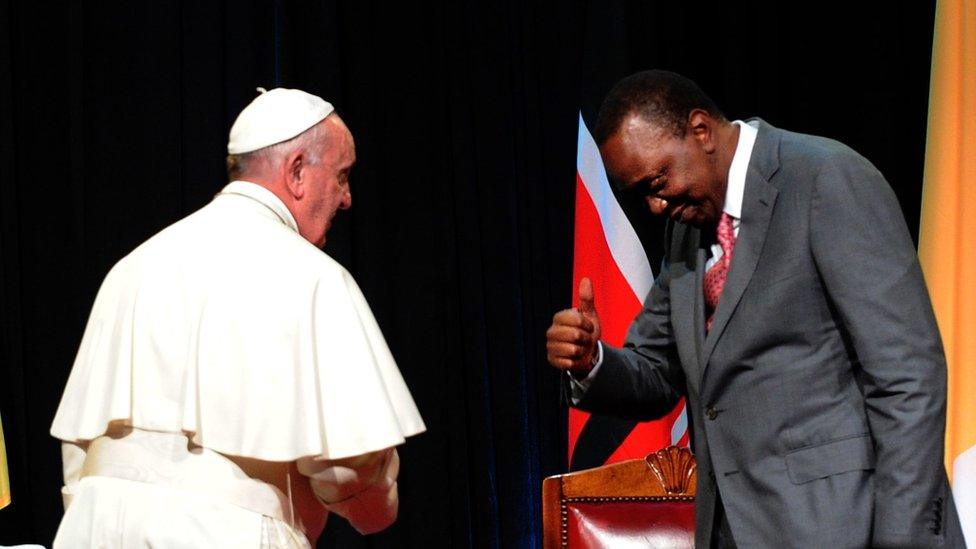 Kenyan President Uhuru Kenyatta (R) gives a thumb to Pope Francis at the State House of Nairobi on 25 November2015.