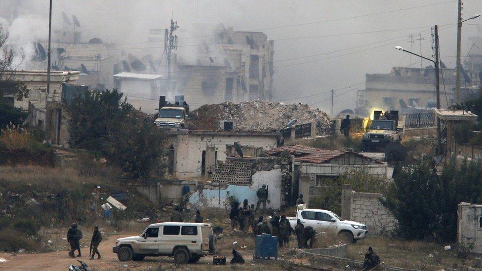 Pro-Syrian government forces shoot a vehicle-mounted weapon in the Izaa area of Aleppo, Syria (5 December 2016)