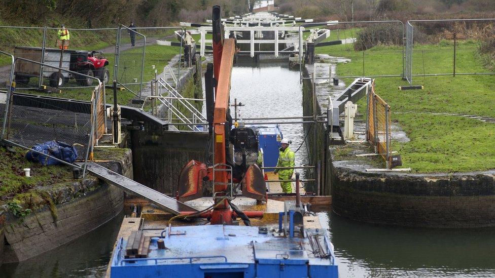 Caen Hill lock repairs