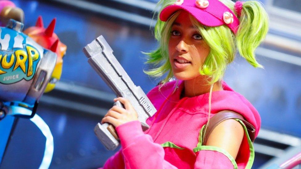 Fortnite cosplayer