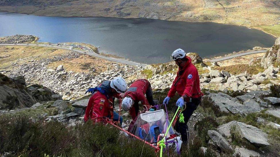 Sefydliad Achub Mynydd Dyffryn Ogwen yn achub