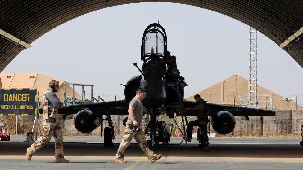 Mirage 2000 dans une base française au Niger.