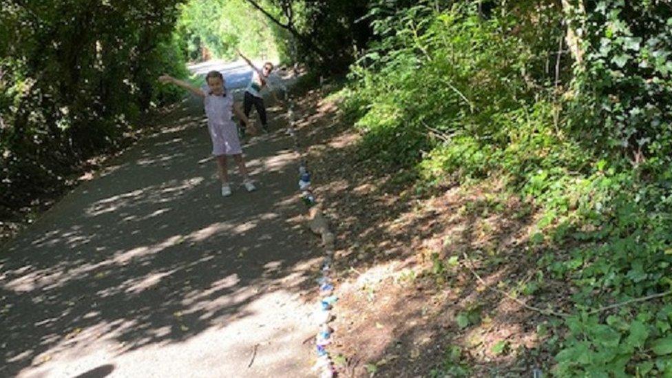 Amélie and Elliott at the rock line