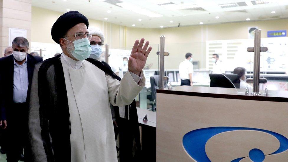 Iranian President Ebrahim Raisi (L) visits the Bushehr nuclear power plant in southern Iran (8 October 2021)