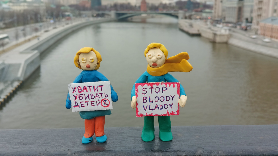 Plasticine figures near Kremlin