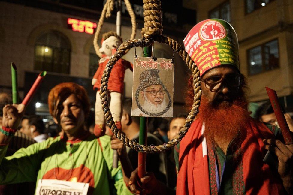 Crowd celebrates the execution of Motiur Rahman Nizami in Dhaka