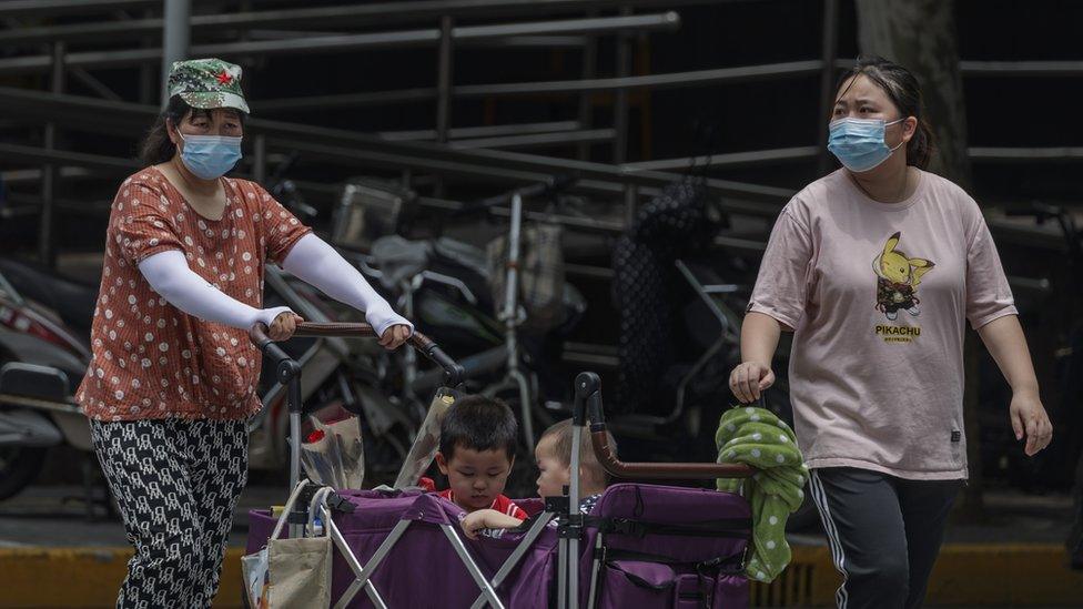 mothers-taking-children-for-a-walk-shanghai