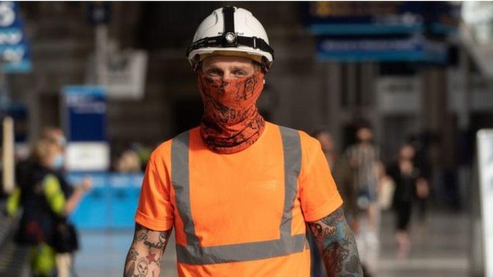 Construction worker wearing a face mask