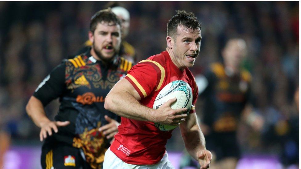 Gareth Davies playing for Wales